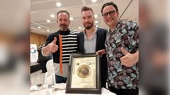 Martin Pais (en el centro de la foto), del restaurante Orixe, posa con el Plato de Oro recibido junto a su jefe de cocina, Diego Viqueira (derecha), y el responsable de sala, Alfonso Costa (izquierda).