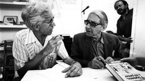 Imagen de finales de los 80, en la que Neira Vilas y Gonzalo Torrente Ballester firmaban libros
