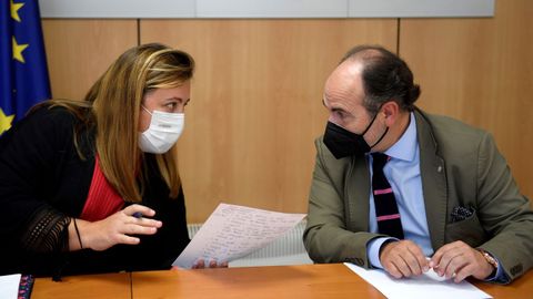 La consejera de Educaci�n, Lydia Espina (d), y el rector de la Universidad de Oviedo, Ignacio Villaverde (i), atienden a los medios tras celebrar una reuni�n este lunes en Oviedo