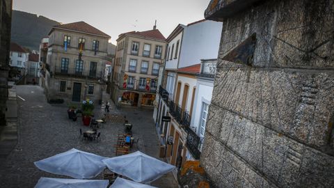 Situado en pleno casco histrico de Noia, este pazo gtico del siglo XIV tiene un reloj de sol que incluye tambin lneas que sealan las medias horas.