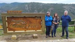 
El teniente de alcalde de Ribas de Sil, Roberto castro, la alcaldesa de Folgoso, Lola Castro, y el alcalde de Quiroga, Julio �lvarez, en una foto del a�o 2019 junto a uno de los indicadores del geoparque