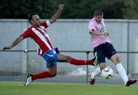 Fuster trata de superar a No� en una incursi�n durante el partido contra el Cerceda.