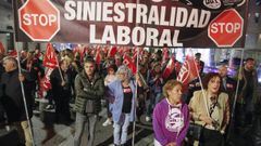 Centenares de personas han marchado este mircoles en silencio por las calles de Gijn en la manifestacin convocada por los sindicatos UGT y CCOO para exigir medidas contra los accidentes laborales que causaron en Asturias trece muertes en lo que va de este ao