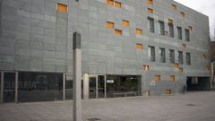 Exterior del auditorio vilalb�s, en cuya fachada se retiraron losas para evitar desprendimientos