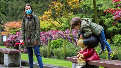 Un peque�o juega con Mafalda, en Oviedo