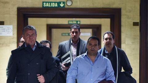 Los representantes sindicales de los estibadores, a su salida de la reuni�n con el ministro de Fomento