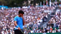 Alcaraz se lamenta durante la final de Montecarlo ante Sinner.