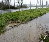 Las aguas residuales inundan la acera en Oca.
