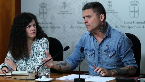 La coordinadora auton�mica de Podemos Asturies, Sof�a Casta��n (i), y el portavoz parlamentario, Rafael Palacios (d),