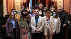 El alcalde, con los nuevos trabajadores del Concello.