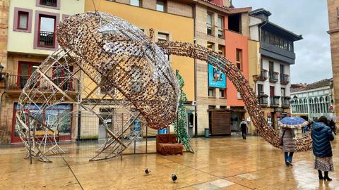 En la plaza del Ayuntamiento est este objeto luminoso que levant gran expectacin durante su montaje.