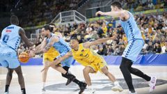 Francis Alonso, Dibba y Brankovic, en un lance del partido en la cancha del Gran Canaria