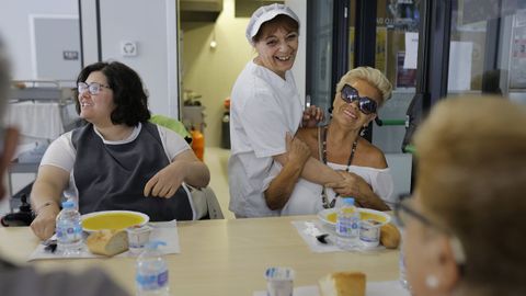 Rebeca (a la izquierda), con Elena (cocinera) y Encarna (usuaria) en el comedor social del centro de Novo Boandanza, en O Ventorrillo