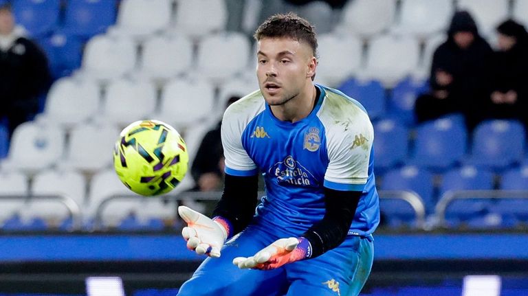 �lvaro Ferllo, en el calentamiento de un partido en Abanca Riazor