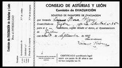 Entre los escas�simos documentos personales que se conservan de Ticiano Pic�n figura una solicitud de un pasaporte de evacuaci�n presentado por el antiguo maestro durante la guerra civil en Gij�n