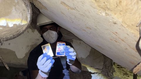 Luis Zambrano, con fotograf�as de desaparecidos.