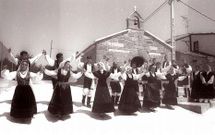 Actuaci�n de un grupo de baile de la asociaci�n cultural Santa Mar�a de Tor�s en el a�o 1993.