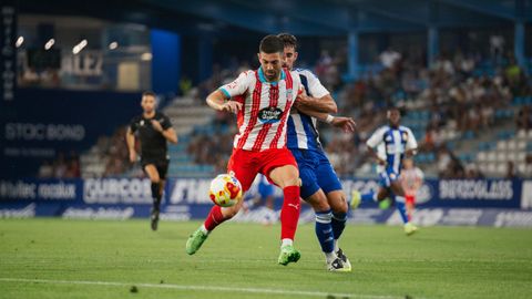 Iker Unzueta, del CD Lugo, luchando por un baln en un amistoso ante la SD Ponferradina