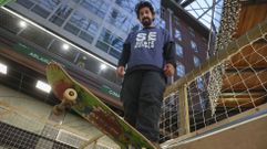 Carlos Gil empez� a patinar de ni�o y hoy promueve el deporte a trav�s de Skate Escola, que depende de su empresa Maremasma. Son los encargados de gestionar las nuevas rampas cubiertas de �rea Central, que se estrenaron con un Campus de Nadal dirigido para ni�os o m�s a�os. �La mayor demanda de las clases es ahora de grupos infantiles, pero la idea es abrirlo luego a todas las edades�.