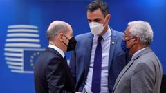 El presidente del Gobierno, Pedro S�nchez, habla con el canciller alem�n, Olaf Scholz, y el primer ministro de Portugal, Antonio Costa, durante una mesa redonda en una cumbre extraordinaria de la UE sobre Ucrania este jueves en Bruselas. 