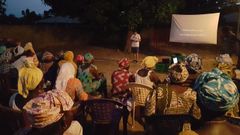 Alejandro Garc�a durante una sesi�n de cine en la calle en Casamance
