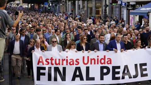 Varios miles de personas se han manifestado este viernes en el centro de Oviedo
