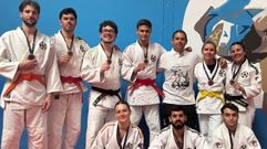 Parte del equipo del Club Marbel posa con medallas ya conquistadas