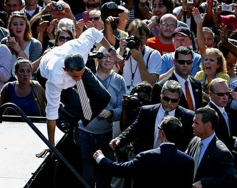 Obama salta del escenario de un mitin en Richmond para mezclarse con el p�blico.
