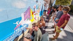 La madre de Fabio y sus amigos m�s cercanos pintando el mural.