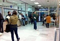 Un grupo de ciudadanos esperaba ayer para ser atendidos en la oficina del Padr�n Municipal.