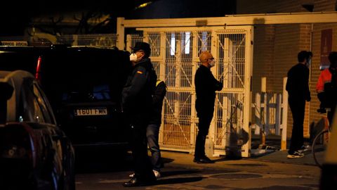 Agentes durante el incendio registrado la pasada noche en la residencia de Moncada