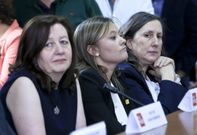 Pilar L�pez, entre Marina Dout�n y Mar�a Xos� Vega, en una imagen de archivo de un pleno. 