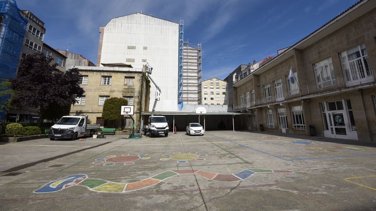 Familias del CEIP Álvarez Limeses de Pontevedra entregan las firmas sobre la casa de maestros