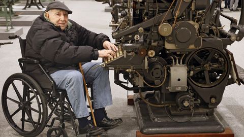 Domingo Iglesias, durante una visita de suscriptores del peri&oacute;dico a las instalaciones de Sab&oacute;n, ante la linotipia con la que trabaj&oacute;.