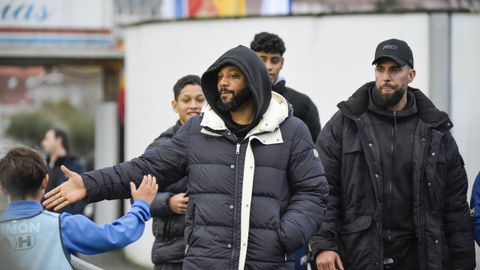 Marcelo saluda a los nios que este jueves acudieron al campo de Baltar para ver a la seleccin espaola sub-17