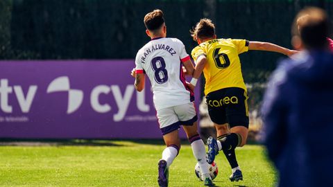 Guille Bernabeu Fran Alvarez Valladolid Promesas Vetusta Zorrilla.Guille Bernabu trata de llevarse un esfrico ante Fran lvarez