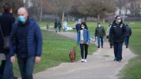 Decenas de personas se han acercado a las riberas del Ro Mio a pasear en el primer fin de semana desde el cierre perimetral de la ciudad y aprovechando la buena tarde de domingo