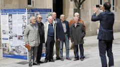 Algunos de los pioneros del Sergas en Ourense posaron frente a los paneles de la exposici�n. 