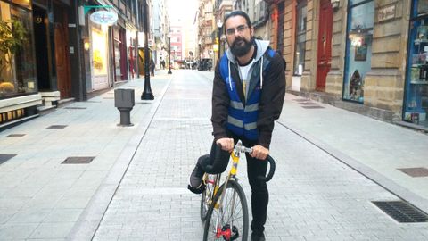 Jos Andrs Medina, en su bici, en una calle del centro de Gijn