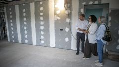 Rodr�guez, Hermo e Gey visitaron o inmoble que acoller� o centro asistencial en Praia Xard�n.