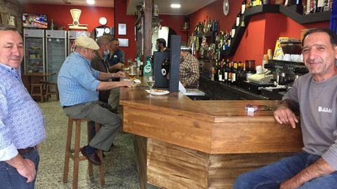 La taberna O Bodegón, en la rúa Castor Elices de Celanova, reabrió el lunes con el inicio de la fase 3 y el permiso para utilizar las barras en los bares.