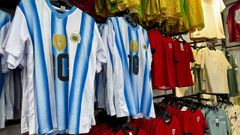 Camisetas de f�tbol, en una tienda.