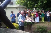 Durante el emotivo acto, Muchita Guill�n, hija de uno de los marineros deposit� un ramo de flores.
