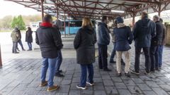 Trabajadores y representantes sindicales, este viernes en la estaci�n de autobuses de Carballo.