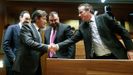 El presidente en funciones del Principado, Javier Fern�ndez (i), saluda al nuevo presidente de la Junta General del Principado, el socialista Marcelino Marcos L�ndez (d). Marcos L�ndez ha sido elegido este lunes nuevo presidente de la Junta General del Principado para la und�cima legislatura auton�mica tras obtener la mayor�a absoluta en el pleno de constituci�n de la C�mara con el respaldo del PSOE, Podemos e IU, que suman 26 de los 45 diputados. 