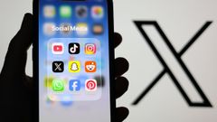 Un tel�fono m�vil, con varias aplicaciones de redes sociales instaladas.