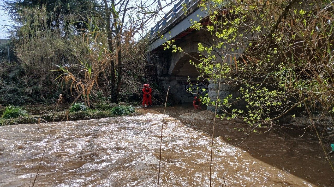 Los bomberos hallan un cadáver cerca del vehículo arrastrado por el agua en Barcelona