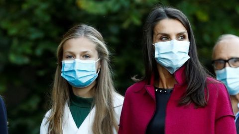 La reina Letizia (d) y la princesa Leonor (i), este jueves durante su visita a la denominada FPABRICA, la antigua fbrica de armas de Oviedo donde se llevan a cabo las actividades culturales relacionadas con los galardones de los Premios Princesa de Asturias.