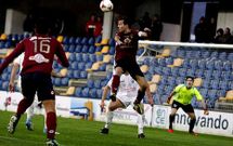 Richi, autor de los dos goles que dieron la victoria ayer al Pontevedra, cabecea un bal�n dentro del �rea en un lance del partido.