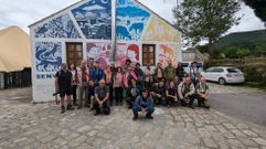 Participantes nun bioblitz anterior en Piornedo, diante da escola (o local social dos veci�os), co bi�logo Marti�o Cabana, cuarto pola esquerda.